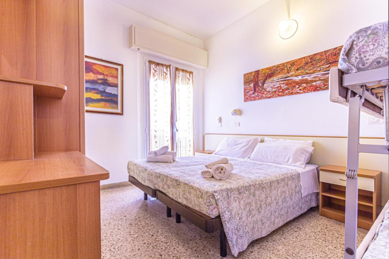 Hotel Continental Bellaria-Igea Marina Buitenkant foto