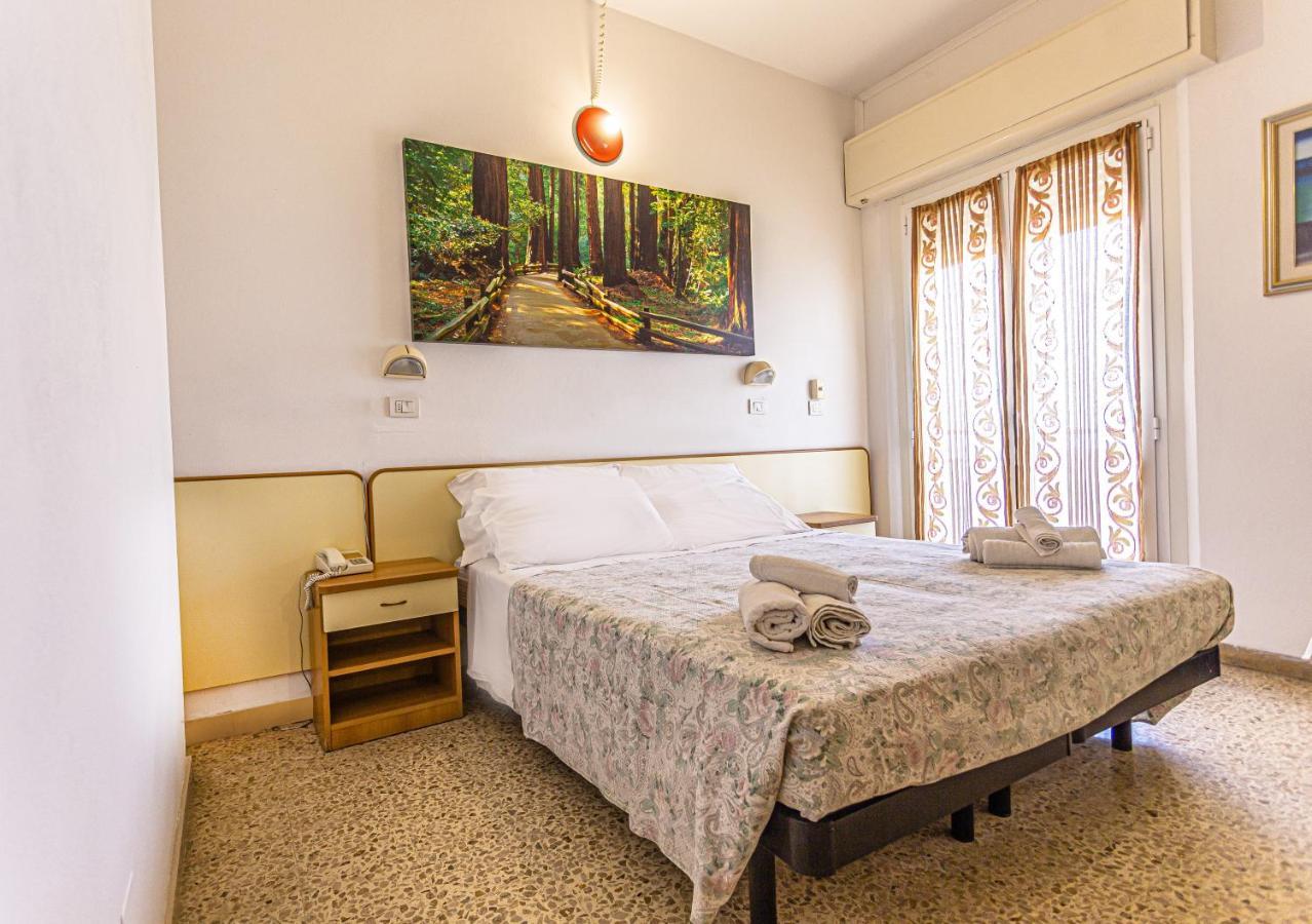 Hotel Continental Bellaria-Igea Marina Buitenkant foto