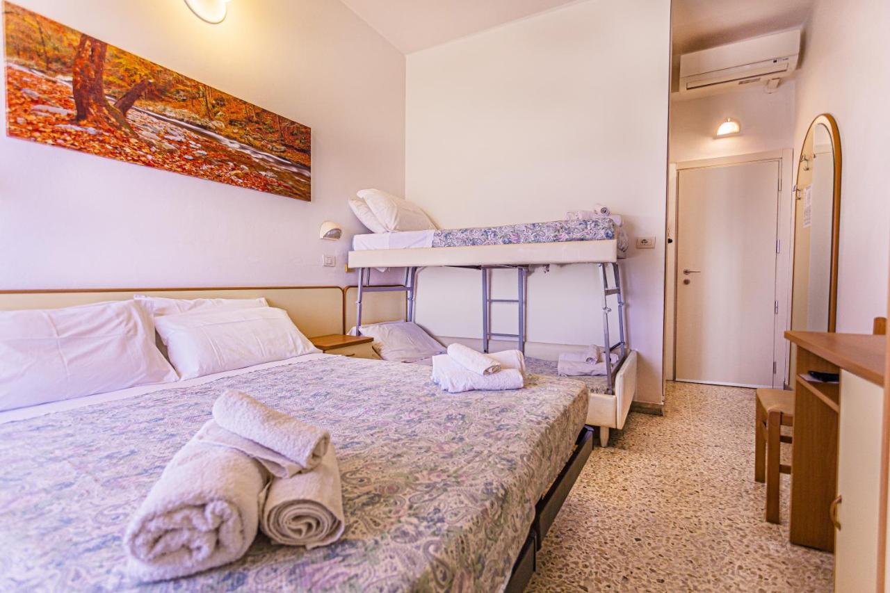 Hotel Continental Bellaria-Igea Marina Buitenkant foto