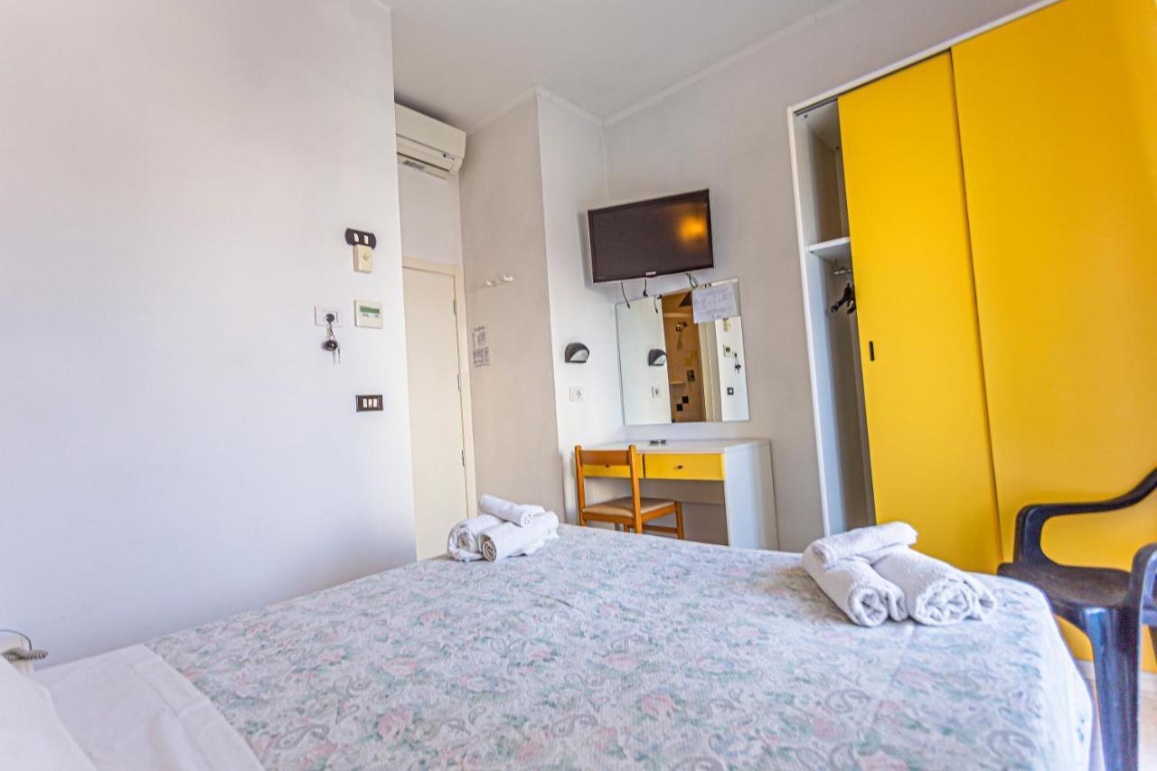 Hotel Continental Bellaria-Igea Marina Buitenkant foto