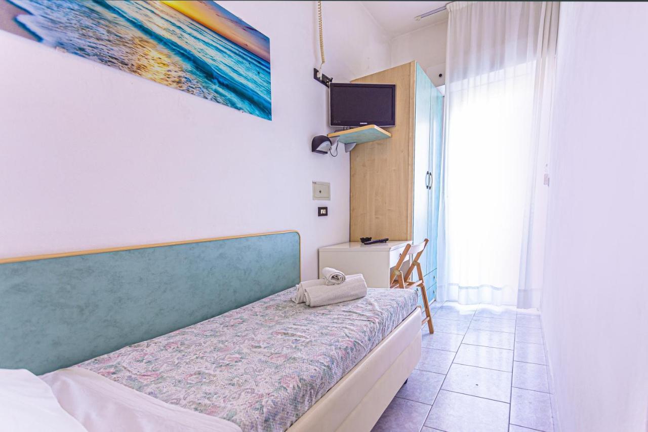 Hotel Continental Bellaria-Igea Marina Buitenkant foto
