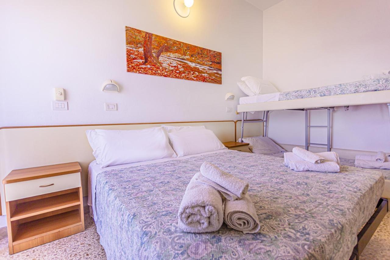 Hotel Continental Bellaria-Igea Marina Buitenkant foto
