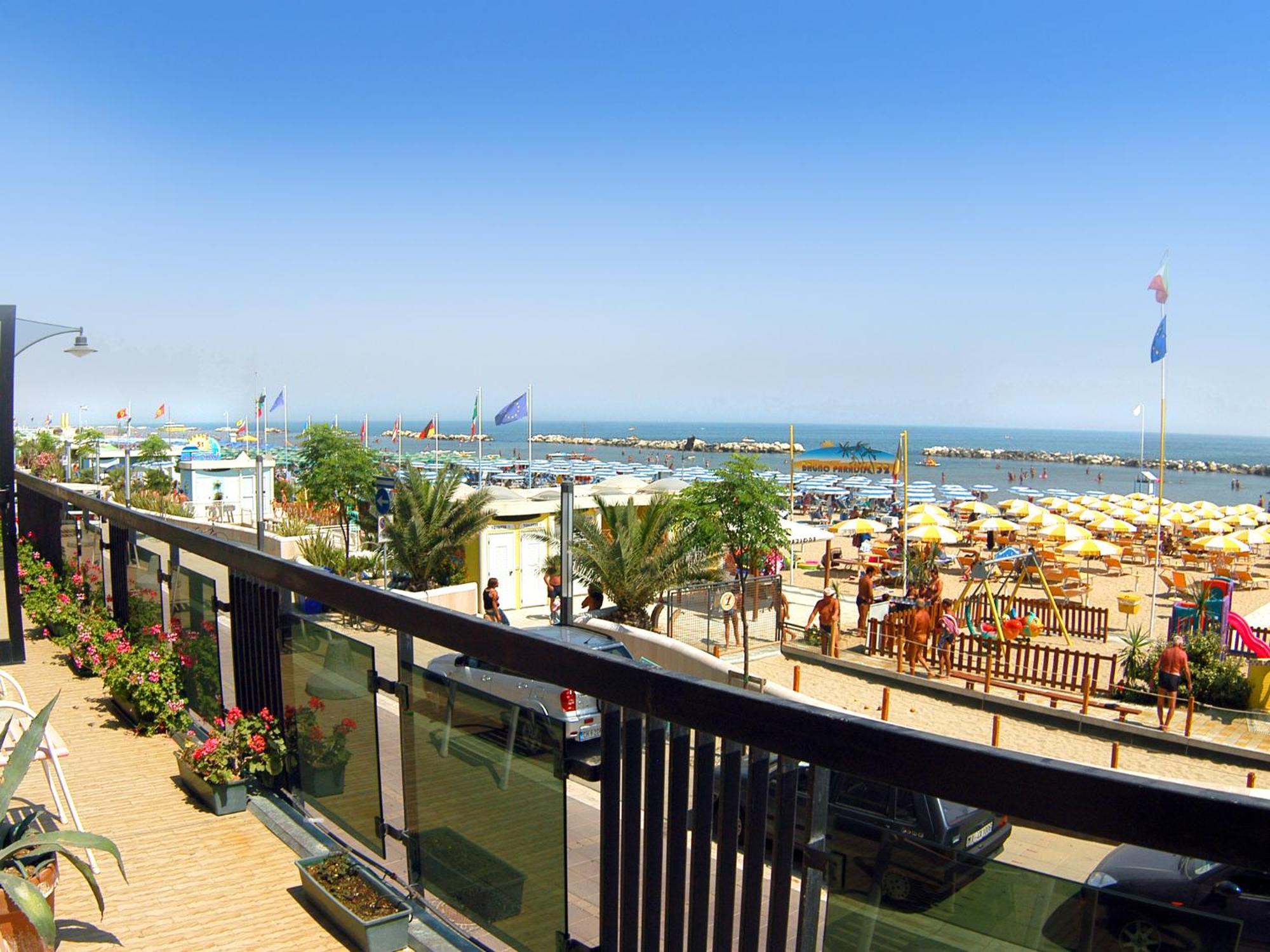 Hotel Continental Bellaria-Igea Marina Buitenkant foto
