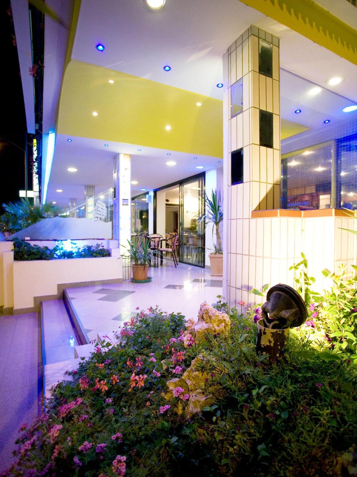 Hotel Continental Bellaria-Igea Marina Buitenkant foto