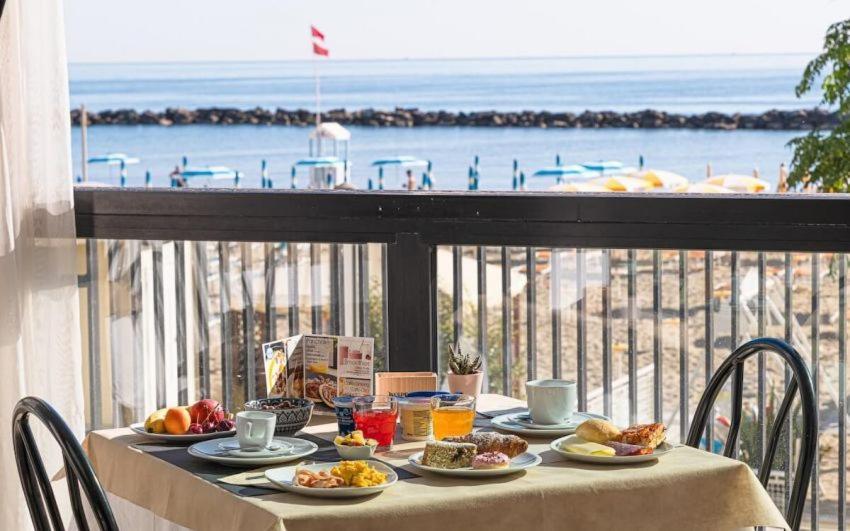 Hotel Continental Bellaria-Igea Marina Buitenkant foto